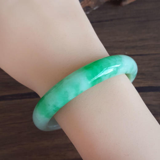 【天然正品】A货翡翠天然精品正桩细腻无纹裂糯种飘辣阳绿58号翡翠手镯110126TJ01 商品图7