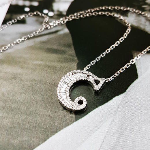 【天然正品】AU750白金简约时尚弯月造型0.252克拉群镶钻石吊坠项链070226TJ02 商品图3