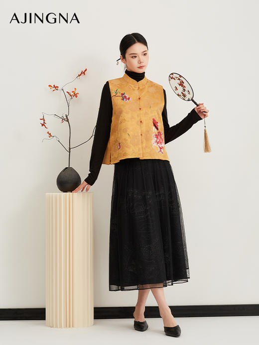 【新中式苏绣】阿菁娜冬季新款新中式苏绣金鱼纹刺绣马甲立领剪裁配玛瑙扣收藏级领奢华马甲F30D203029 商品图3