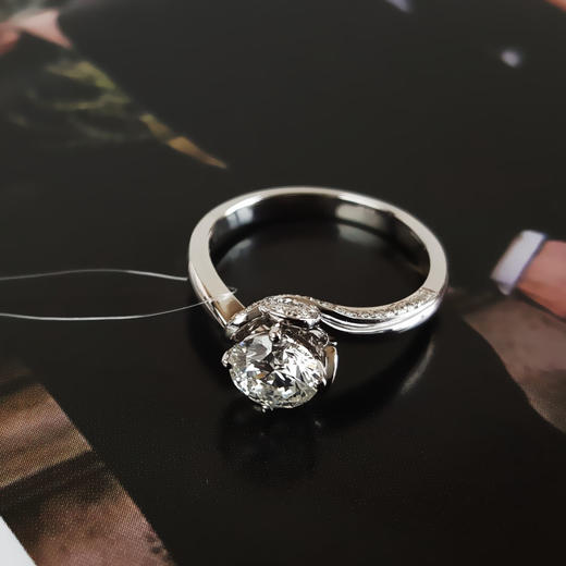 【天然正品】AU750白金简约时尚围镶四爪款1.05克拉钻石戒指15号（戒圈可改）090226NJS20 商品图5