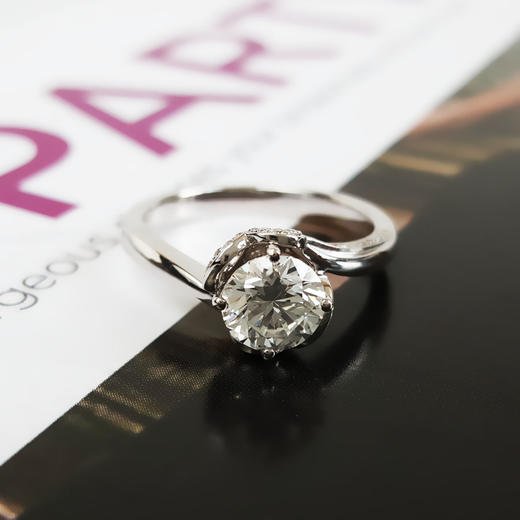 【天然正品】AU750白金简约时尚围镶四爪款1.05克拉钻石戒指15号（戒圈可改）090226NJS20 商品图3