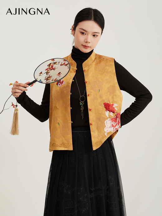 【新中式苏绣】阿菁娜冬季新款新中式苏绣金鱼纹刺绣马甲立领剪裁配玛瑙扣收藏级领奢华马甲F30D203029 商品图2
