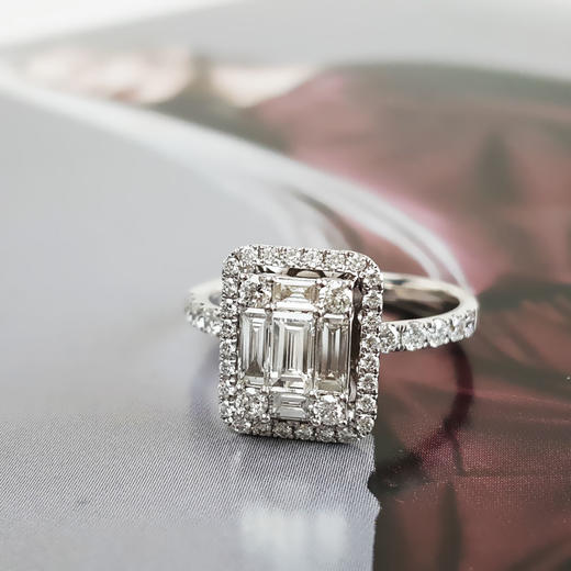 英皇珠宝AU750白金时尚设计款0.94克拉排镶钻石戒指12.5号（戒圈可改）120226NJM51 商品图3