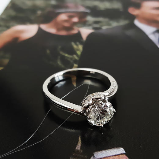 【天然正品】AU750白金简约时尚围镶四爪款1.05克拉钻石戒指15号（戒圈可改）090226NJS20 商品图4