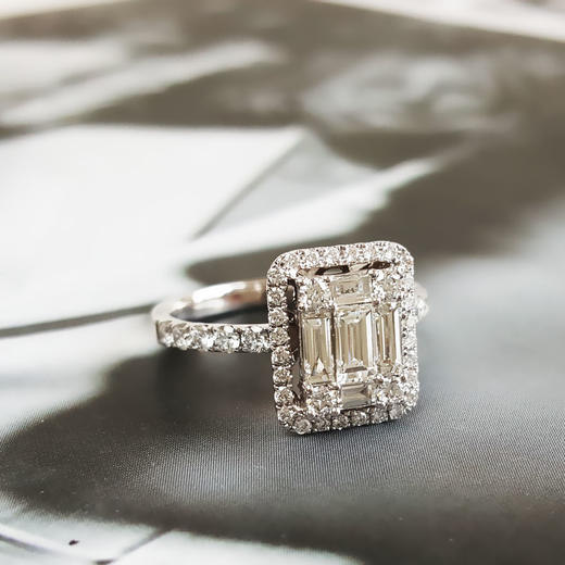 英皇珠宝AU750白金时尚设计款0.94克拉排镶钻石戒指12.5号（戒圈可改）120226NJM51 商品图2