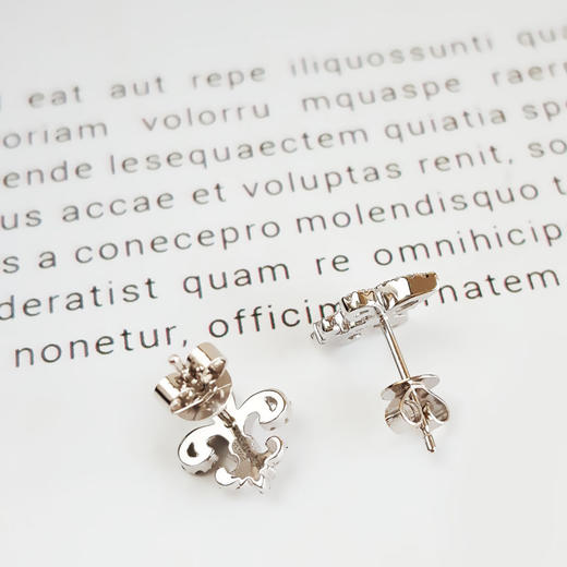 莱绅通灵AU750白金时尚设计款鸢尾花造型钻石耳钉10.8*8.9*13.1MM（皆取最大值）100226NJM15 商品图5