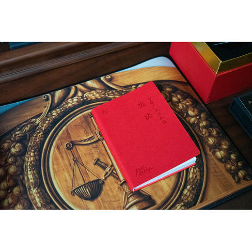 中华人民共和国宪法  宪法宣誓本  变色皮软精装  双色内文 法库手账本  法律出版社法规中心编 法律出版社 商品图4