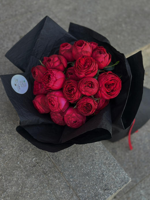 2.14单头红蕾丝21支花束，这个花就是这个品种，带胶边。就是那钟感觉的玫瑰。介意勿拍。 商品图0