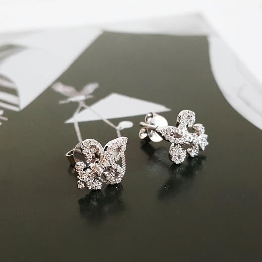 莱绅通灵AU750白金时尚设计款鸢尾花造型钻石耳钉10.8*8.9*13.1MM（皆取最大值）100226NJM15 商品图2