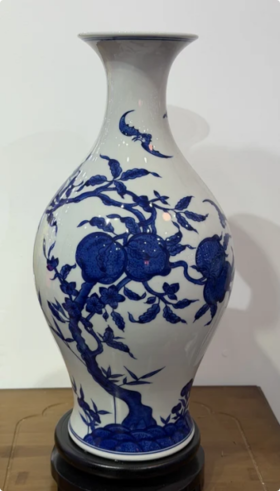 青花寿桃橄榄瓶