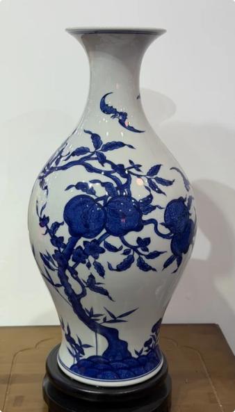 青花寿桃橄榄瓶 商品图0