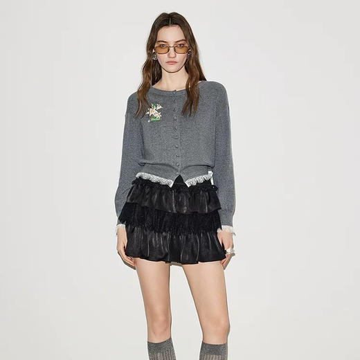 玛克门店发货: MAXRIENY浅灰色蕾丝拼接针织衫2026春季新款复古刺绣开衫毛衣上衣MF80SW006 商品图1