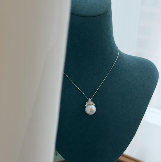 情人节上新！
12-13mm，ji光爱迪生，妥妥对标澳白光感，面无暇，背面或底部微微瑕，正圆强光。整体质感很好。不含链子。 商品图5