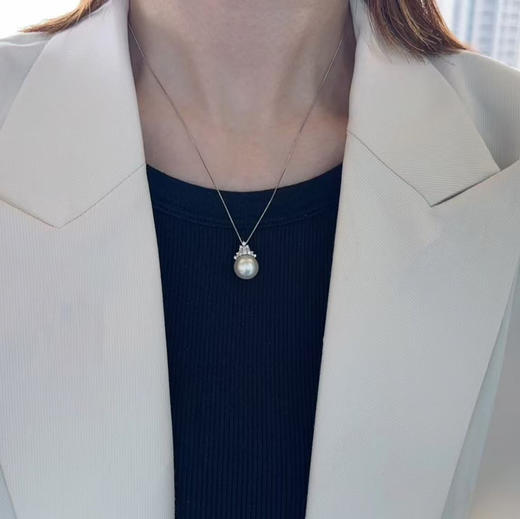 情人节上新！
12-13mm，ji光爱迪生，妥妥对标澳白光感，面无暇，背面或底部微微瑕，正圆强光。整体质感很好。不含链子。 商品图4