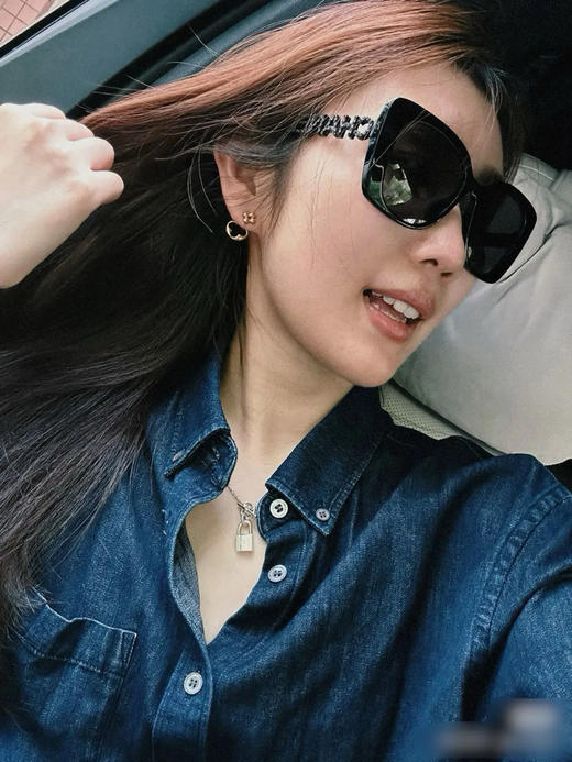 Lv flowergram 不对称 合金 耳钉 商品图1