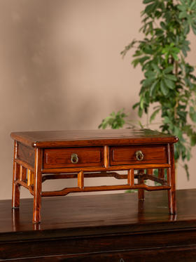 二十世纪	黄花梨带屉案上几摆件