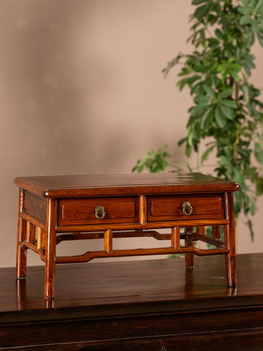 二十世纪	黄花梨带屉案上几摆件 商品图0