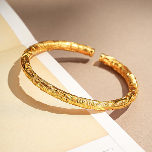 【牡丹沙金手镯】敦煌沙金宽版牡丹花心经开口手镯女新中式錾刻花朵开口手镯仿黄金实心小众高级感镯子 商品图1