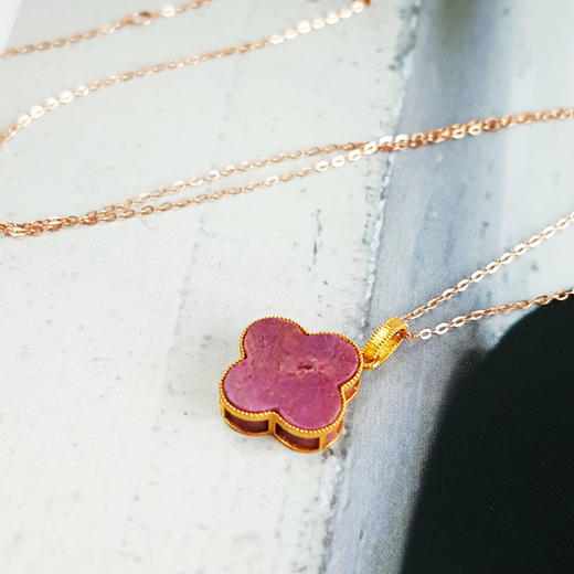 【天然正品】AU750黄金镶天然蔷薇粉幸运四叶草造型舒俱来吊坠项链18.5*13.0*3.4MM（皆取最大值）230126NJM35 商品图3