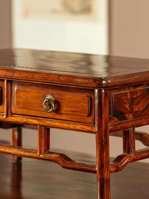 二十世纪	黄花梨带屉案上几摆件 商品图3