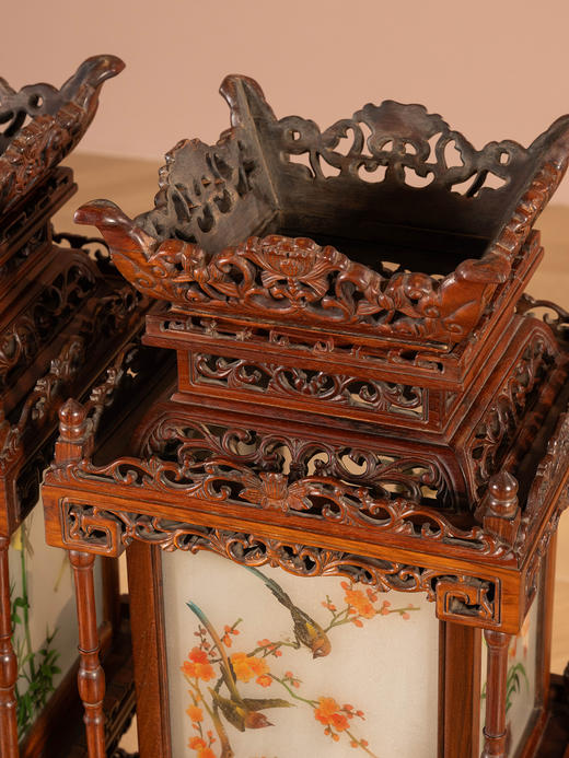 二十世纪	红木透雕花卉纹宫灯（一对） 商品图3