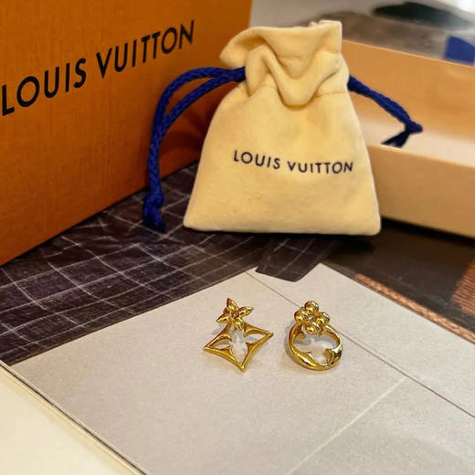 Lv flowergram 不对称 合金 耳钉 商品图0