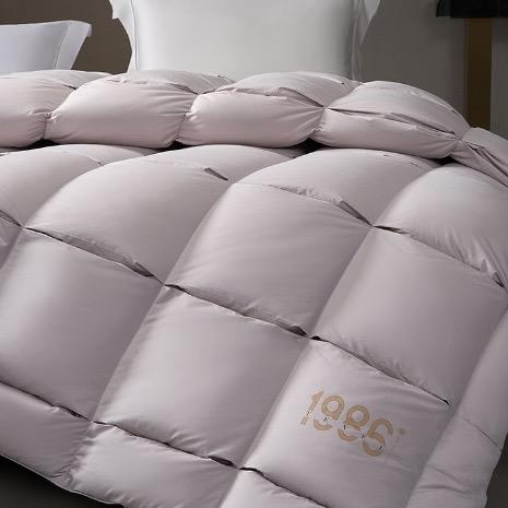 【春上新】10楼堂皇   典藏1986加拿大95白鹅绒春秋被，冬被-香槟晶（40周年纪念款）  吊牌价7590-13990元      活动价1999-2999元 商品图1