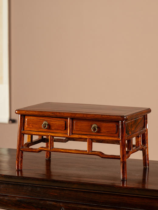 二十世纪	黄花梨带屉案上几摆件 商品图1