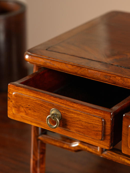 二十世纪	黄花梨带屉案上几摆件 商品图4