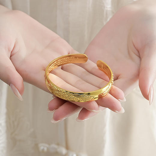 【牡丹沙金手镯】敦煌沙金宽版牡丹花心经开口手镯女新中式錾刻花朵开口手镯仿黄金实心小众高级感镯子 商品图11
