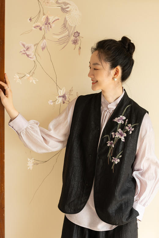 牧衣游原创 20姆米重磅龟纹手工刺绣香云纱马夹黑色古朴中式 栖行 商品图5