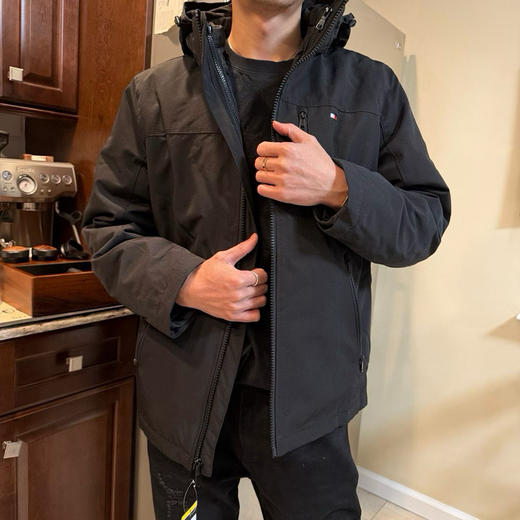 太划算了📣仅限黑色历史最低498元Tommy男士两件装冲锋衣来啦 有内胆 商品图3