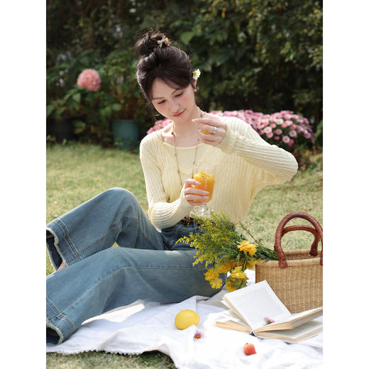 鹿向南「卡洛蒂斯」蓝色微喇牛仔裤女2026春季新款休闲显瘦长裤子 商品图4