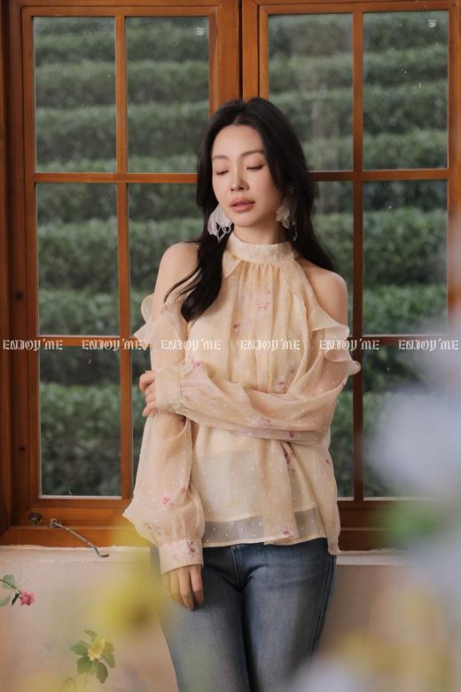 【门店同款】ENJOY春季“柔光芳序”莫里花园露肩上衣 169257135 商品图3