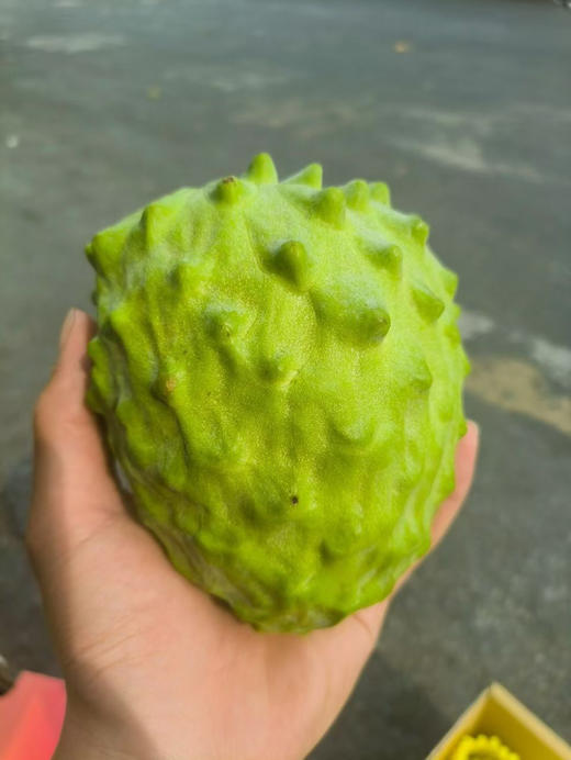 『水果冰激凌🍦甜过初恋[偷笑]』👏👏，释迦[微笑][微笑]，佛头果，切开嫩白果肉，尝一口😋，磨砂质感，果肉软糯Q滑，甜度相当高👍，成熟后的释迦，一碰即破的幼嫩果肉蜜流 商品图3