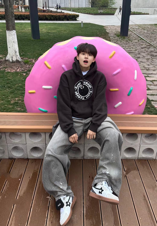 原单正品 Stussy x Denim Tears 联名款 SS25 胸前图案袋鼠口袋连帽美式复古卫衣 深灰色
高克重面料 内里加绒 宽松版型无敌好看细节如图 S-XL 商品图6