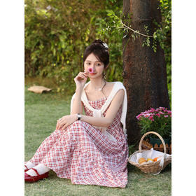 鹿向南「轻絮漫舞」法式气质方领红格连衣裙女春新款显瘦吊带长裙