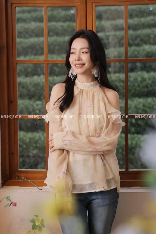 【门店同款】ENJOY春季“柔光芳序”莫里花园露肩上衣 169257135 商品图7