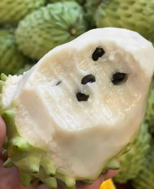 『水果冰激凌🍦甜过初恋[偷笑]』👏👏，释迦[微笑][微笑]，佛头果，切开嫩白果肉，尝一口😋，磨砂质感，果肉软糯Q滑，甜度相当高👍，成熟后的释迦，一碰即破的幼嫩果肉蜜流 商品图2