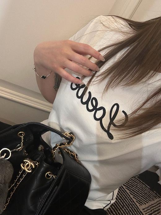 一店d 𝐋𝐨𝐞𝐰𝐞草写手工锁链tee
独～～家首～～发 ！！𝟐𝟔早春Z新款 商品图13