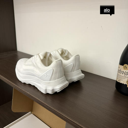 点此购买 Alo runner 男女款云感全能运动鞋 98 340743 商品图10