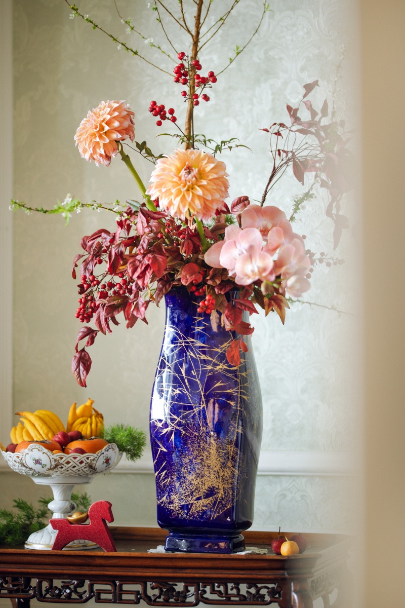 独角鹿西洋古董1978年法国御窑塞弗尔签名出品手绘描金竹叶纹饰长方形瓶口蓝釉色花瓶