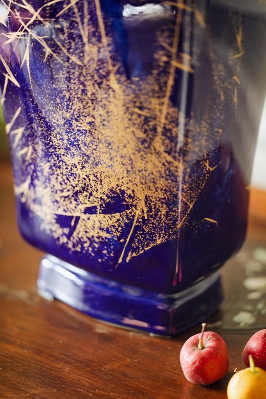 独角鹿西洋古董1978年法国御窑塞弗尔签名出品手绘描金竹叶纹饰长方形瓶口蓝釉色花瓶 商品图7