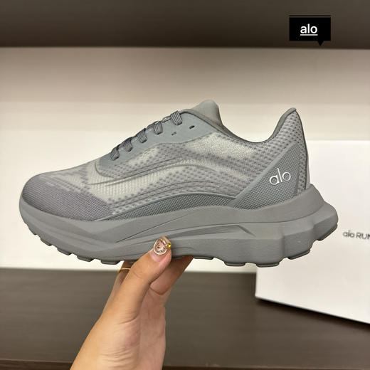 点此购买 Alo runner 男女款云感全能运动鞋 98 340743 商品图5