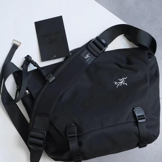 点此购买 始祖鸟男女通用款斜挎邮差包 xj 340680 商品图5