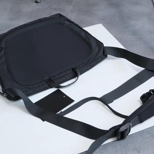 点此购买 始祖鸟男女通用款斜挎邮差包 xj 340680 商品图12