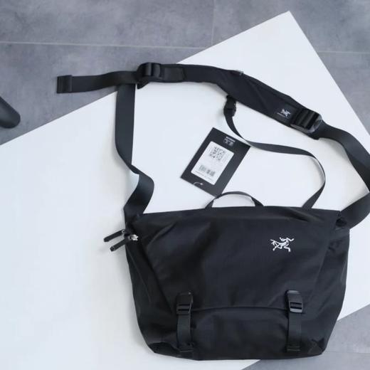 点此购买 始祖鸟男女通用款斜挎邮差包 xj 340680 商品图9