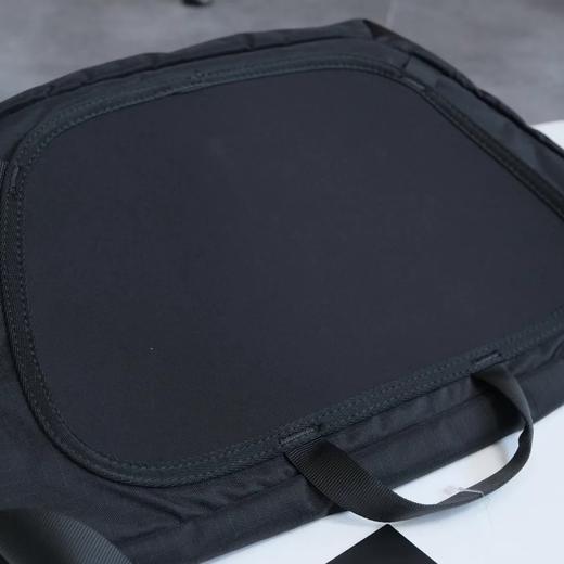 点此购买 始祖鸟男女通用款斜挎邮差包 xj 340680 商品图6