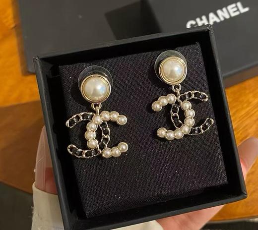 香奈儿 25K新款珍珠拼皮穿链双C耳环（XK） 商品图1