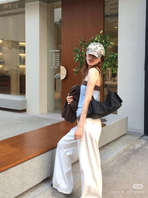 一店d 裘真逍遥Hobo➕塌塌水桶来了 它的十年之路并非坦途
好在终于有人懂！！！一只只可记载时光痕迹的水染植鞣皮包勾勒着裘真的来时路，或许从一开始包包的价值就不应该被品牌定义 商品图14